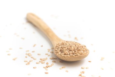 Tahta kaşıkta beyaz susam.