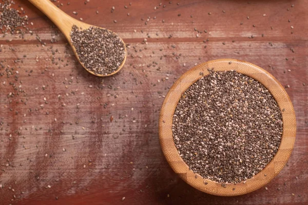 Tahta bir kasede Chia tohumları