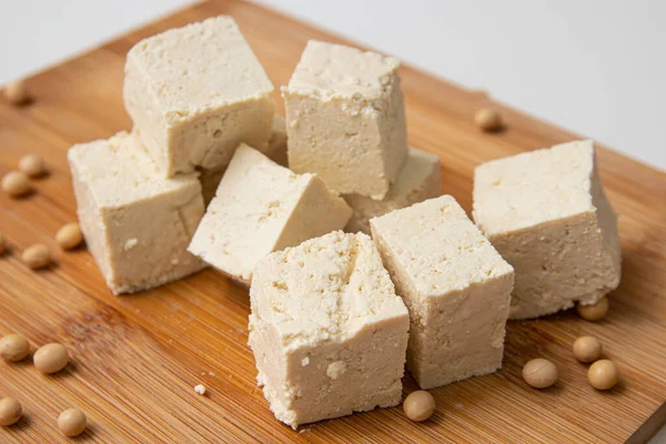 Queijo Tofu Caseiro Sobre Uma Tábua Madeira Corte Cubos — Fotografia de Stock