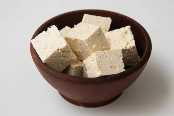 Queijo Tofu Caseiro Uma Tigela Madeira Corte Cubos — Fotografia de Stock
