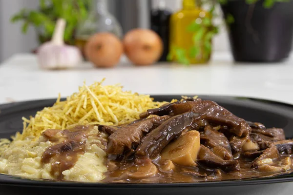 Pilz Mit Weinsoße Und Piemontesischem Reis Auf Einem Weißen Tisch Stockfoto