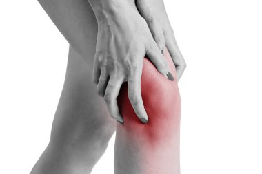 Beyaz zemin üzerine kırmızı acı alanında, siyah ve beyaz colur vurgulanmış dizi tutan kadın izole.