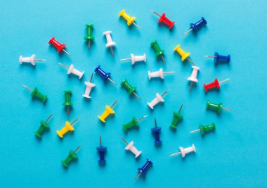 Gruplandırma itme iğne mavi arka plan üzerinde renkli koleksiyonu.