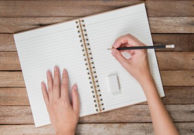 antika arka plan üzerinde üst görünümü ile kopya alanı, kitap yazma kalem ve kauçuk eraser tutan eller kadın