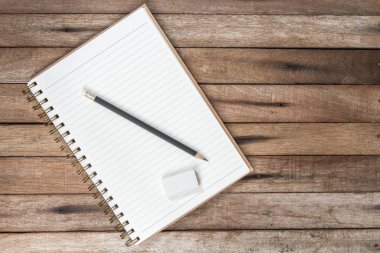 Yaratıcı vintage tablo boş sayfa ve kalem, kauçuk eraser kopya alanı, üst görünümüyle antika arka plan üzerinde.