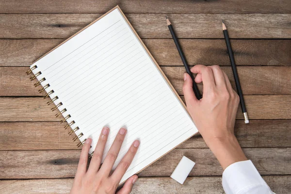 Vrouw Handen Met Potlood Rubber Gum Opschrijven Het Boek Bovenaanzicht — Stockfoto