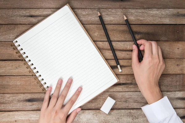 Vrouw Handen Met Potlood Rubber Gum Opschrijven Het Boek Bovenaanzicht — Stockfoto