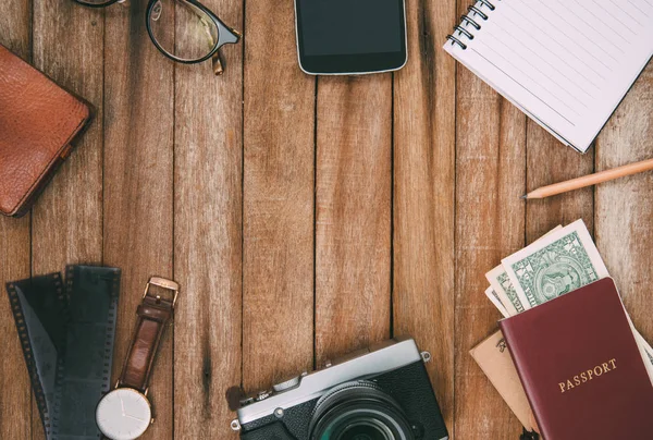Seyahat, cep telefonu, para, pasaport, kamera, kalem, gözlük camı, kitap, izle, vintage renkli ahşap Tablo kopya alanı için hazırlık