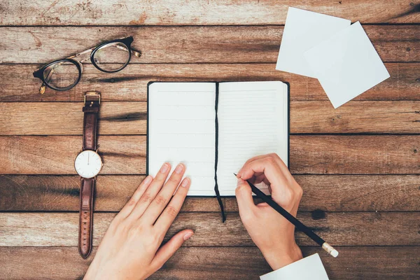 Handen Van Vrouw Het Boek Bovenaanzicht Houten Tafel Bovenaanzicht Met — Stockfoto