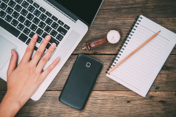 Mujer Teclado Mecanografía Mano Lugar Reloj Lápiz Portátil Teléfono Inteligente — Foto de Stock