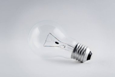 Beyaz arka plan üzerinde izole gerçekçi ampul fotoğraf.