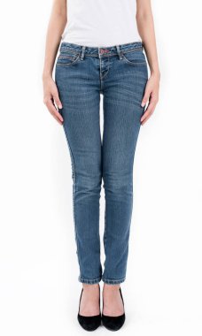 Asyalı kadınlar kot pantolon ve beyaz tişört ön gösterim, beyaz arka plan üzerinde izole poz.