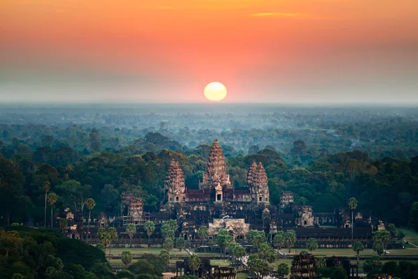 Güzel hava manzaraya Wat Angkor gündoğumu, Siem reap, Kamboçya