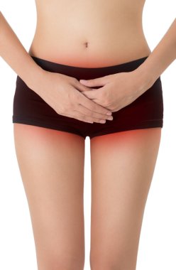 Beyaz arka plan üzerinde mükemmel sağlıklı vücut şekli ve mide, alanda vurgulanır, kırmızı uzun güzel bacaklar ile adet ağrısı tutan el poz kadın izole.