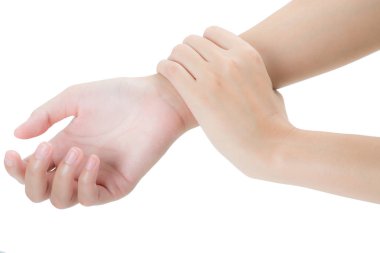 güzel sağlıklı bileğini sağlıklı ön yan tutarak ve ağrı alanında masaj, beyaz arka plan üzerinde izole kadın.