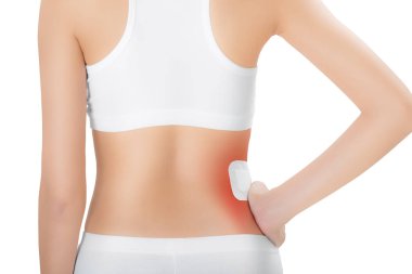 Bandaj kadın ve ilk yardım güzel sağlıklı beline kırmızı acı alan üzerinde arka tarafında vurgulanan, vücut kavram üzüyordu, beyaz arka plan üzerinde izole.