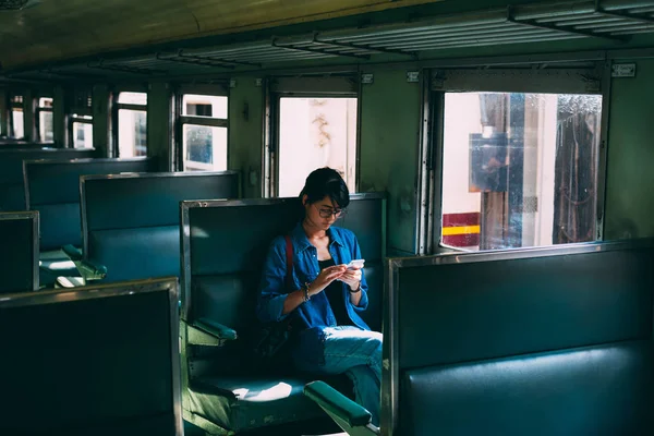 Aziatische Vrouw Reiziger Zit Trein Zetel Gebruikte Slimme Telefoon Terwijl — Stockfoto