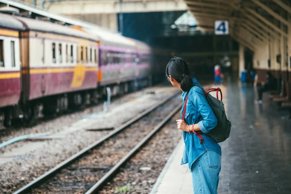 Asiatique Voyageuse Train Attente Sur Plate Forme Gare Voyage Concept Images De Stock Libres De Droits