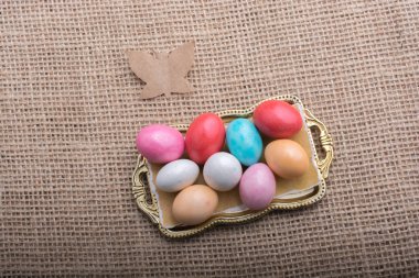 Renkli şeker tatlı tepsisindeki kağıt kelebek