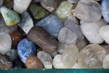 Belli bir tipte doğal mineral değerli taşlar.