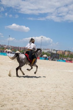 Türk erkeği ve binicisi etnik kıyafet örnekleri