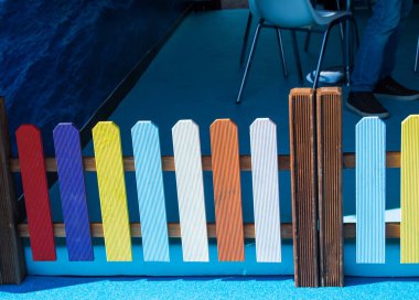 Dekoratif renkli ahşap çitin bir kısmını kapatın.