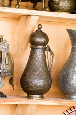 Antika pazarında doğu usulü antik metal sürahi.