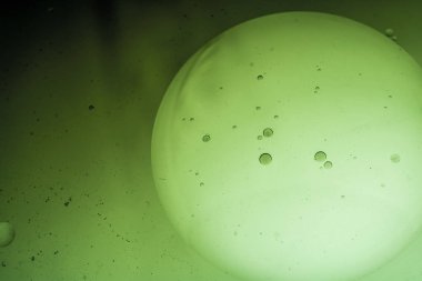 Suyun üzerindeki renkli su kabarcıkları çekyat alanı gibi.