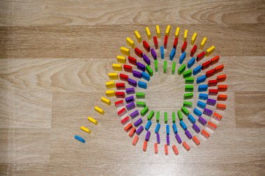 Beyaz arkaplanda renkli Domino Blokları