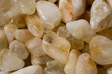 Belli bir tipte doğal mineral değerli taşlar.