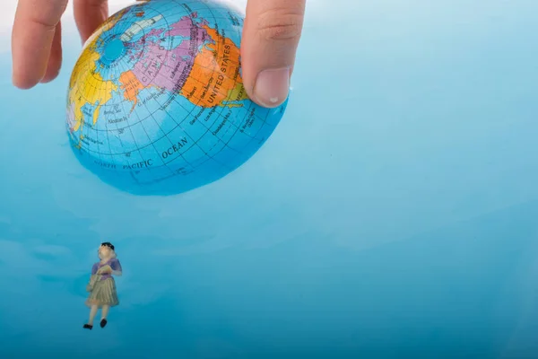 Pequeño Globo Con Figuritas Flotantes Alrededor Agua — Foto de Stock