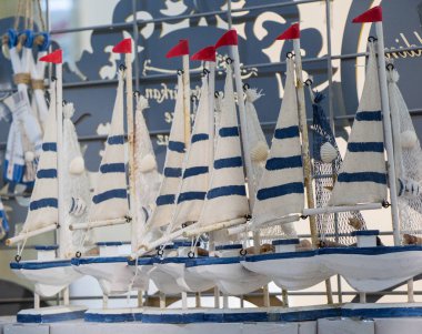 Küçük renkli model tekneler.