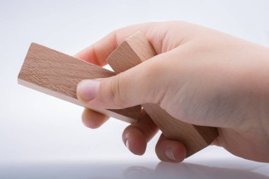 Beyaz arka planda ahşap domino taşları var.