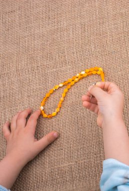 Elinde çeşitli renkte tespih takımı