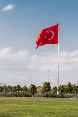 Türk ulusal bayrağı açık havada bir direğe asılı