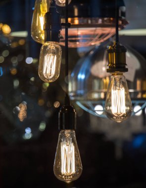 Dekoratif antika edison tarzı iplik ampulleri asılıydı.