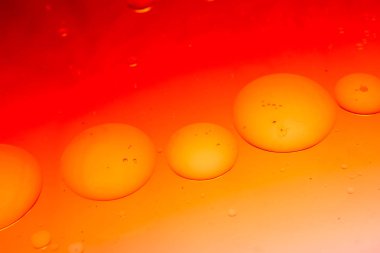 Suyun üzerindeki renkli su kabarcıkları çekyat alanı gibi.