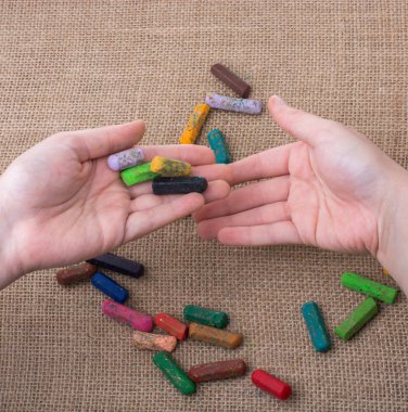 Kullanılan renkli boya kalemi ve bazı vererek yardım