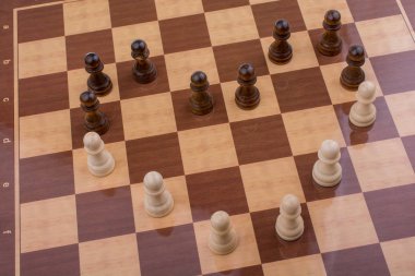 Satranç tahtasının üzerinde satranç taşları var.