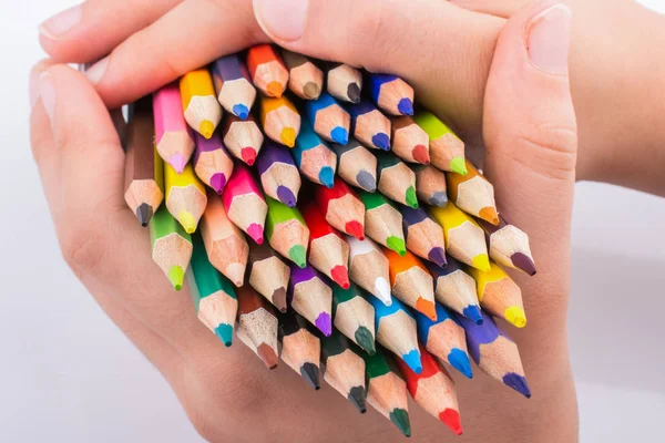 Ręczne Gospodarstwa Kolor Ołówki Białym Tle — Zdjęcie stockowe