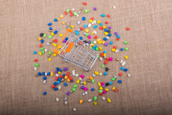 Kleine Trolley Temidden Van Kleurrijke Pebbles Doek Achtergrond — Stockfoto
