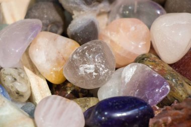 Belli bir tipte doğal mineral değerli taşlar.