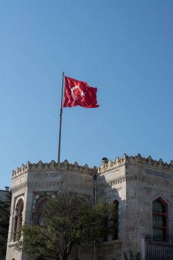 Türk ulusal bayrağı açık havada bir direğe asılı