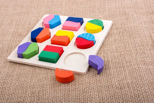 Mantık bulmacasının renkli ahşap parçaları