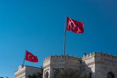 Türk ulusal bayrağı açık havada bir direğe asılı