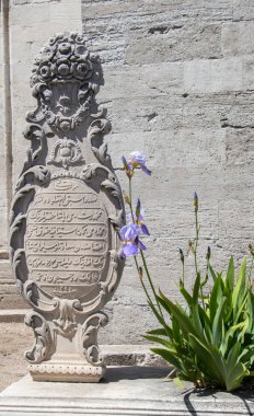 İstanbul 'da Osmanlı zamanından kalma eski bir mezar taşı