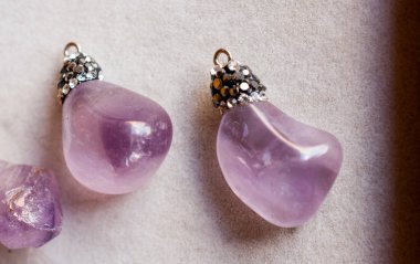 Belli bir tipte doğal mineral değerli taşlar.