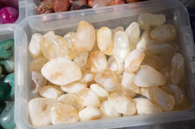 Belli bir tipte doğal mineral değerli taşlar.