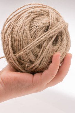 Beyaz bir arka plan üzerinde izole el iş parçacığında makaralar