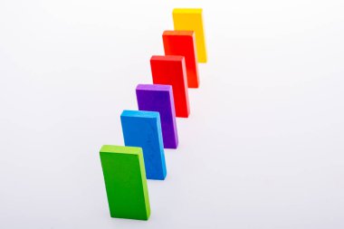 Beyaz arkaplanda renkli Domino Blokları